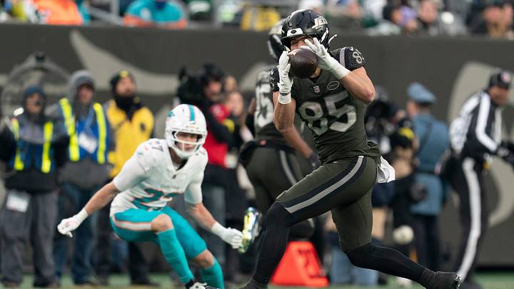 New York Jets tight end Mason Taylor (85) makes a catch during a week 14 football game between the New York Jets and Miami Dolphins at MetLife Stadium on Sunday, Dec. 7, 2025. New York Jets tight end Mason Taylor (85) makes a catch during a week 14 football game between the New York Jets and Miami Dolphins at MetLife Stadium on Sunday, Dec. 7, 2025.