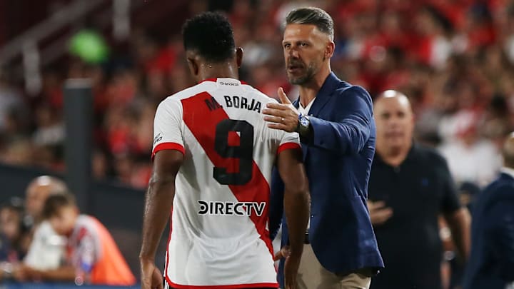 El técnico Martín Demichelis dando instrucciones al colombiano Miguel Borja en el duelo contra Independiente.