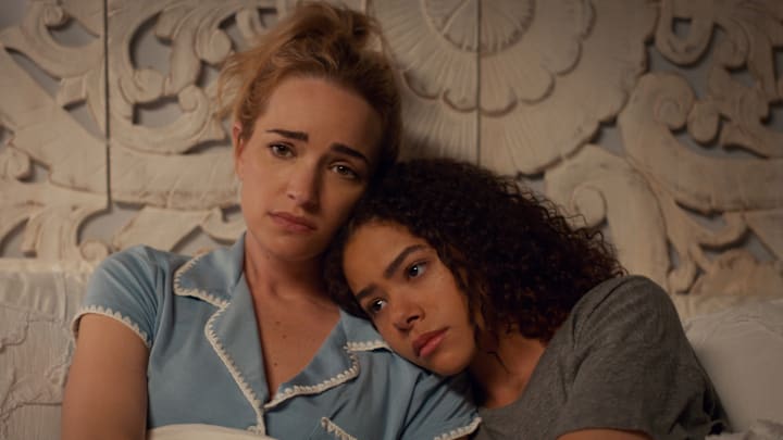 (L to R) Brianne Howey as Georgia Miller, Antonia Gentry as Ginny Miller in episode 304 of Ginny and Georgia