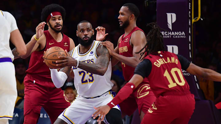 Si LeBron James se va a los Cavaliers, los Lakers podrían adquirir al actual centro de Cleveland 