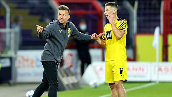 BVB-Trainer Enrico Maaßen (l.) würde sich sicherlich über eine Njinmah-Verpflichtung freuen