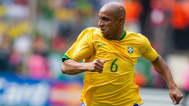 Roberto Carlos lors de la Coupe du monde 2006 avec le Brésil.