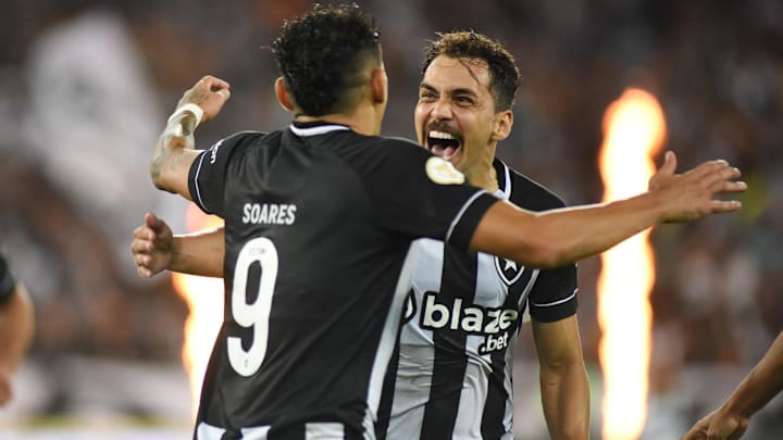 Tiquinho Soares marcou o primeiro gol dele pelo Botafogo contra o Coritiba