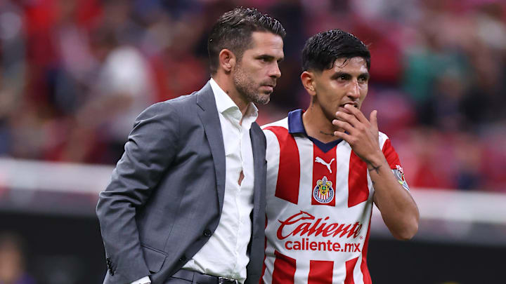 El técnico argentino Fernando Gago y Víctor 'Pocho' Guzmán durante un encuentro de las Chivas