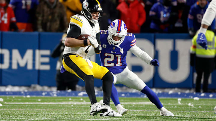 Buffalo Bills safety Jordan Poyer (21) makes the tackle on Pittsburgh Steelers quarterback Mason Rudolph (2) who scramble late in the game.