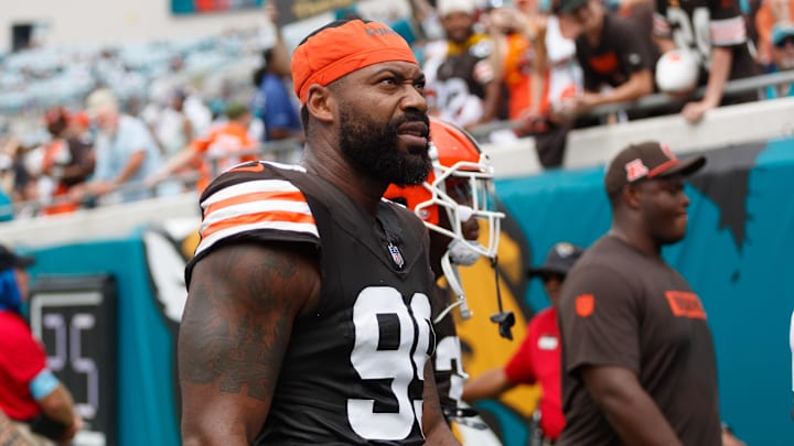 Sep 15, 2024; Jacksonville, Florida, USA; Cleveland Browns defensive end Za'Darius Smith (99) before the game against the Jacksonville Jaguars at EverBank Stadium. Sep 15, 2024; Jacksonville, Florida, USA; Cleveland Browns defensive end Za'Darius Smith (99) before the game against the Jacksonville Jaguars at EverBank Stadium.