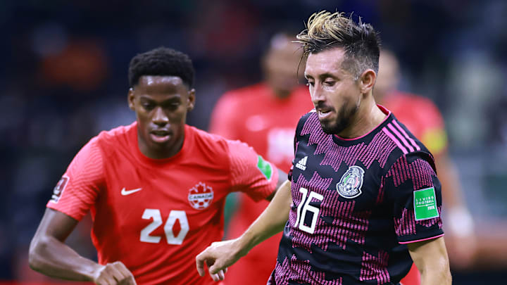 El canadiense Jonathan David y Héctor Herrera durante el empate de México y Canadá en el Estadio Azteca.