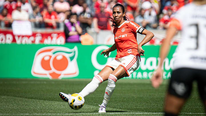 Zagueira vermelha quer entrar para a história do clube gaúcho