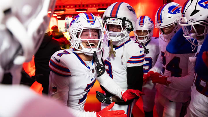 Jan 26, 2025; Kansas City, MO, USA; Buffalo Bills cornerback Taron Johnson (7) in the huddle with safety Damar Hamlin (3) against the Kansas City Chiefs during the AFC Championship Game Jan 26, 2025; Kansas City, MO, USA; Buffalo Bills cornerback Taron Johnson (7) in the huddle with safety Damar Hamlin (3) against the Kansas City Chiefs during the AFC Championship Game