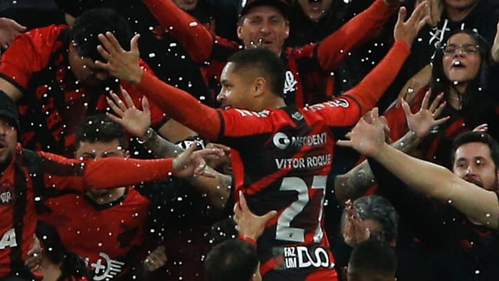 Atacante Vitor Roque tem apenas 17 anos e faz história pelo Athletico-PR