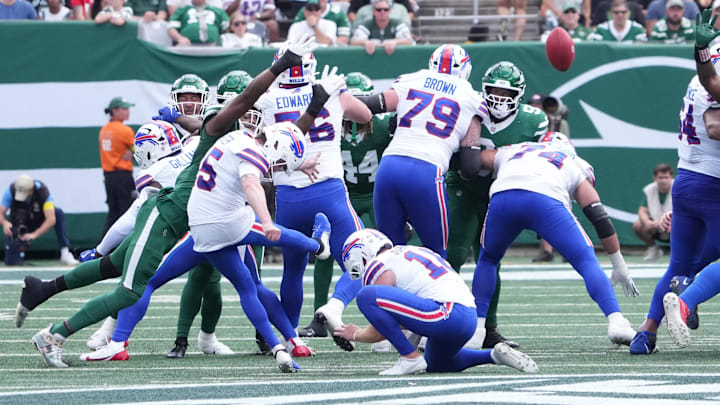 Sep 14, 2025; East Rutherford, New Jersey, USA; Buffalo Bills place kicker Matt Prater (15) kicks a field goal against the New York Jets during the first half at MetLife Stadium Sep 14, 2025; East Rutherford, New Jersey, USA; Buffalo Bills place kicker Matt Prater (15) kicks a field goal against the New York Jets during the first half at MetLife Stadium