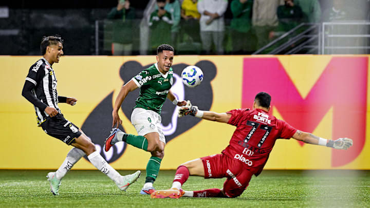 Vitor Roque brilha no clássico e garante vitória do Palmeiras Vitor Roque brilha no clássico e garante vitória do Palmeiras