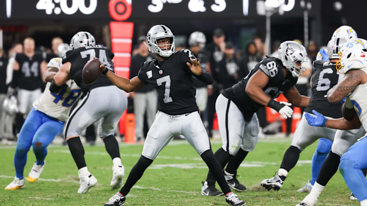 Sep 15, 2025; Paradise, Nevada, USA; Las Vegas Raiders quarterback Geno Smith (7) drops back to pass during the third quarter against the Los Angeles Chargers at Allegiant Stadium. Mandatory Credit: Kiyoshi Mio-Imagn Images Sep 15, 2025; Paradise, Nevada, USA; Las Vegas Raiders quarterback Geno Smith (7) drops back to pass during the third quarter against the Los Angeles Chargers at Allegiant Stadium. Mandatory Credit: Kiyoshi Mio-Imagn Images