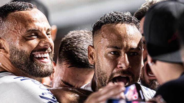 Dupla Guilherme e Neymar Jr já conquistou a nação santista Dupla Guilherme e Neymar Jr já conquistou a nação santista