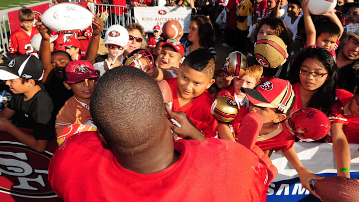 San Francisco 49ers running back Frank Gore signs autographs San Francisco 49ers running back Frank Gore signs autographs