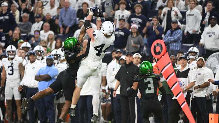Penn State Nittany Lions tight end Tyler Warren catches a pass over the head of Oregon Ducks linebacker Devon Jackson during the 2024 Big Ten Championship Game. 