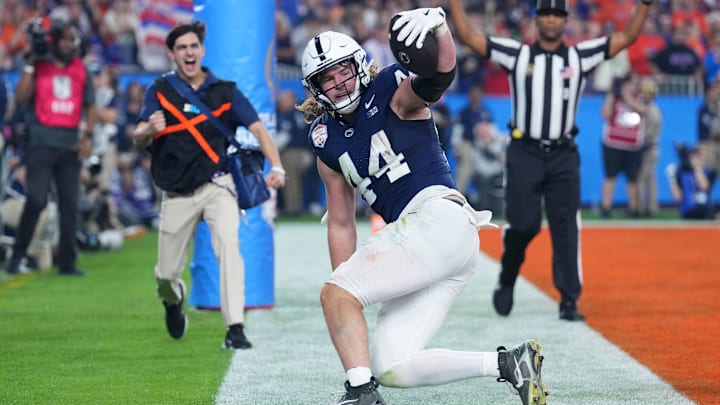 Dec 31, 2024; Glendale, AZ, USA; Penn State Nittany Lions tight end Tyler Warren (44) makes a touchdown catch against the Boise State Broncos during the second half in the Fiesta Bowl at State Farm Stadium. Mandatory Credit: Joe Camporeale-Imagn Images