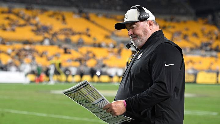 Aug 21, 2026; Pittsburgh, Pennsylvania, USA;  Pittsburgh Steelers head coach Mike McCarthy looks at his play sheet against the New York Jets during the third quarter at Acrisure Stadium.  Mandatory Credit: Barry Reeger-Imagn Images