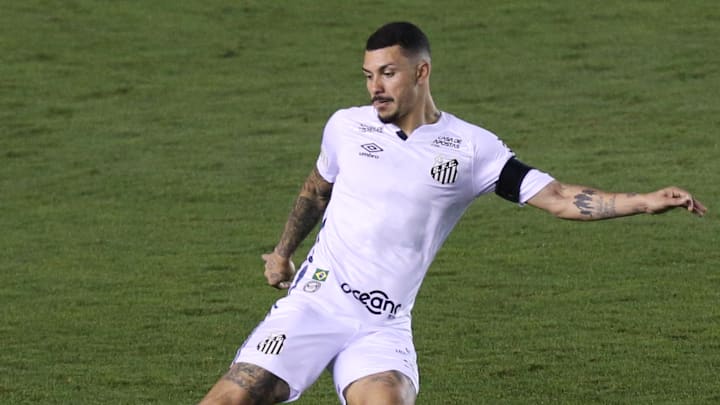 Volante se lesionou em duelo no sábado passado