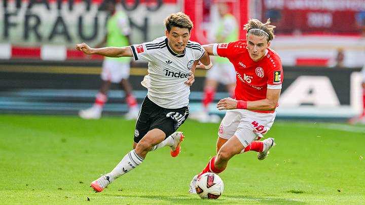 Ritsu Doan (l.) im Duell mit dem Mainzer Kacper Potulski Ritsu Doan (l.) im Duell mit dem Mainzer Kacper Potulski