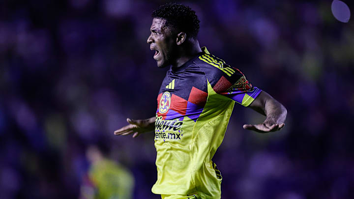 El colombiano Raúl Zúñiga está sellando la voltereta sobre Pumas