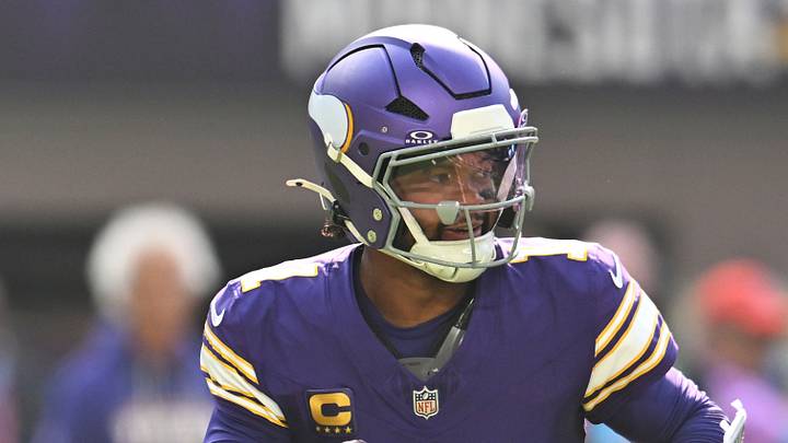 Minnesota Vikings quarterback Kyler Murray (1) makes a pass during the first half against the Green Bay Packers