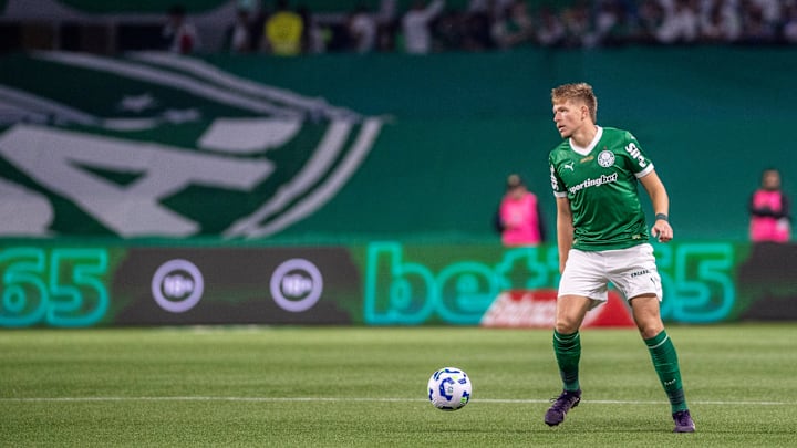 Zagueiro fica fora de combate após edema na coxa esquerda