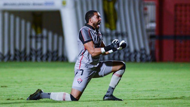 Vitória e Coritiba fazem duelo de estilos no Barradão pela 14ª rodada do Brasileirão