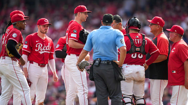 Cincinnati Reds starting pitcher Nick Lodolo (40) is visited at the mound by Terry Francona and the training staff before leaving the game in the seventh inning of the MLB National League game between the Cincinnati Reds and the Pittsburgh Pirates at Great American Ball Park in downtown Cincinnati on Thursday, Sept. 25, 2025. The Reds won, 2-1.