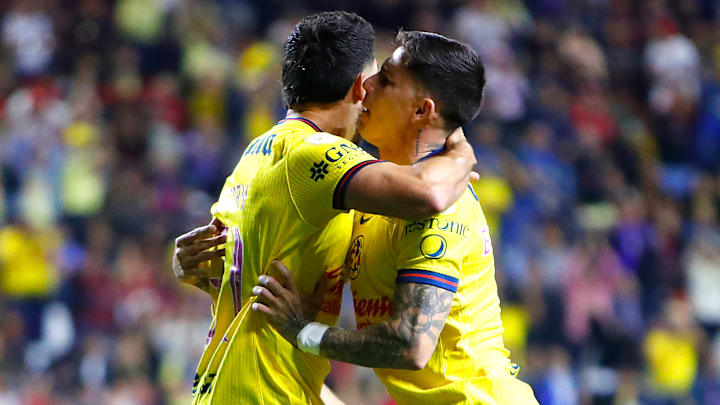 El capitán Henry Martín y el uruguayo Brian Rodríguez celebran el empate del América ante Tijuana.