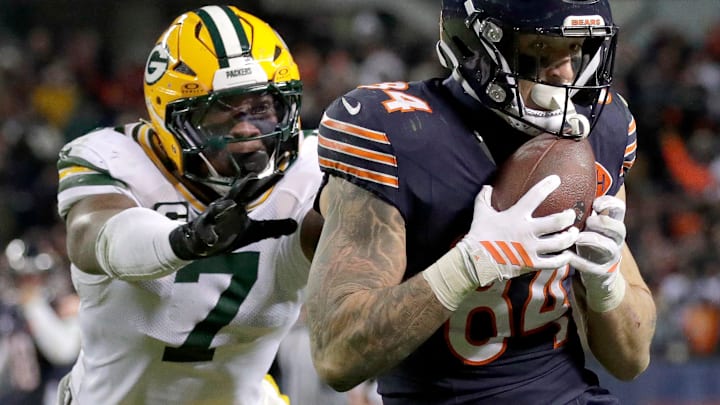 Chicago Bears tight end Colston Loveland (84) catches a pass in front of Green Bay Packers linebacker Quay Walker (7) during their wild-card playoff football game Saturday, January 10, 2026, at Soldier Field in Chicago, Illinois. The Bears defeated the Packers 31-27.