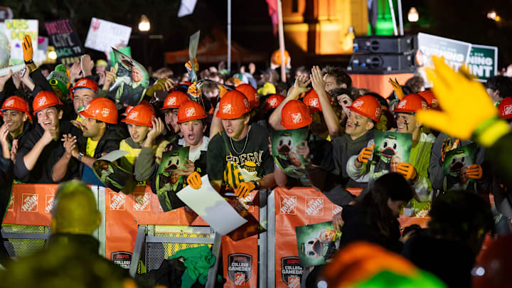 Oregon fans pack the barricade ahead of ESPN’s “College GameDay” Oregon fans pack the barricade ahead of ESPN’s “College GameDay”