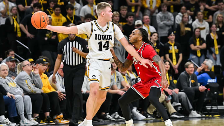 Iowa Hawkeyes guard Bennett Stirtz