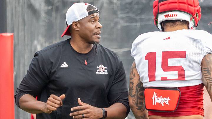 Roy Manning believes that if the edge defenders focus on pocket control — “crushing and condensing the pocket” — the sacks will come. Roy Manning believes that if the edge defenders focus on pocket control — “crushing and condensing the pocket” — the sacks will come.