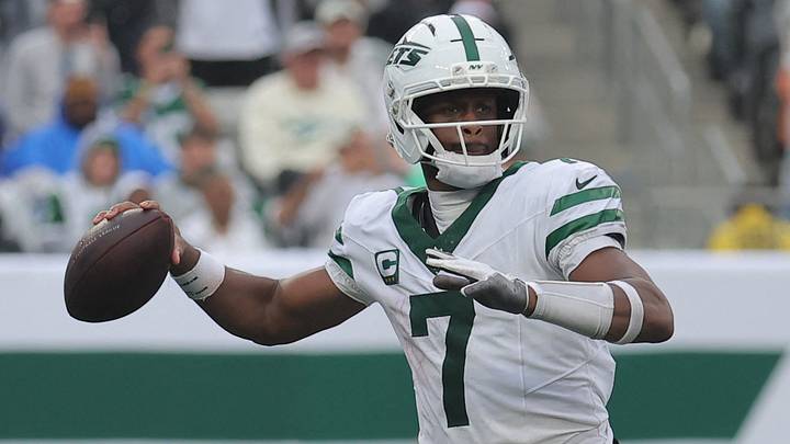 Sep 20, 2026; East Rutherford, New Jersey, USA;  New York Jets quarterback Geno Smith (7) stands in the pocket against the New York Jets during the third quarter at MetLife Stadium.  Mandatory Credit: Brad Penner-Imagn Images