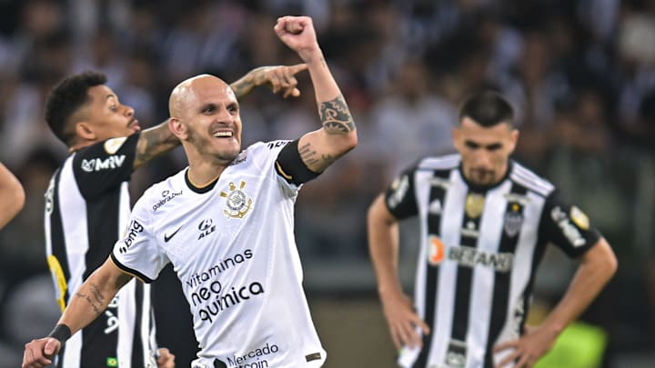 Fábio Santos foi o herói da vitória corinthiana sobre o Galo