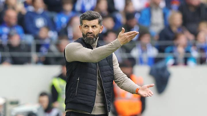 Miron Muslic bei der S04-Pleite in Karlsruhe