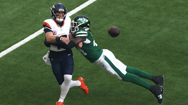 Jets linebacker Jamien Sherwood makes a tackle during a game.