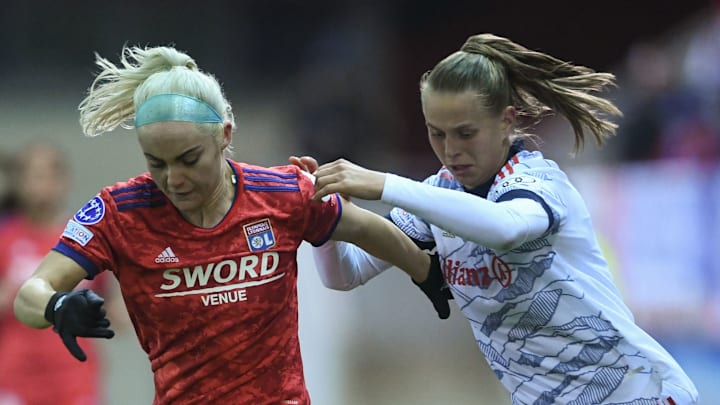 Auf Lyon mit Ellie Carpenter (links) trafen die Bayern mit Klara Bühl schon 2021