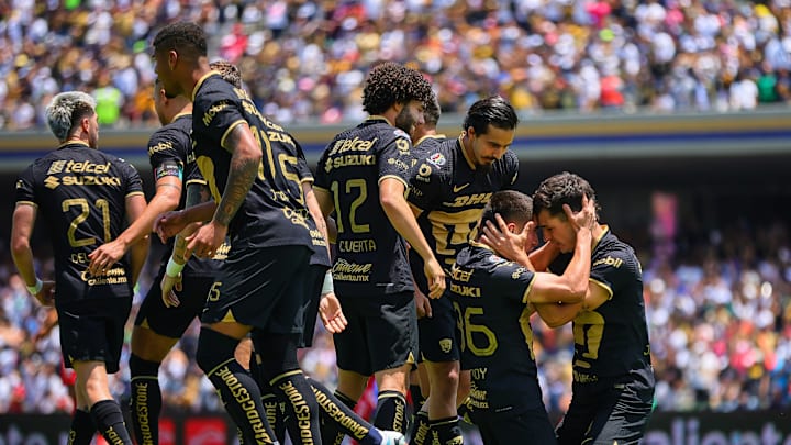 Jugadores de Pumas UNAM celebran un gol.