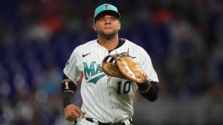 Yuli Gurriel juega como primera base para los Marlins de Miami 