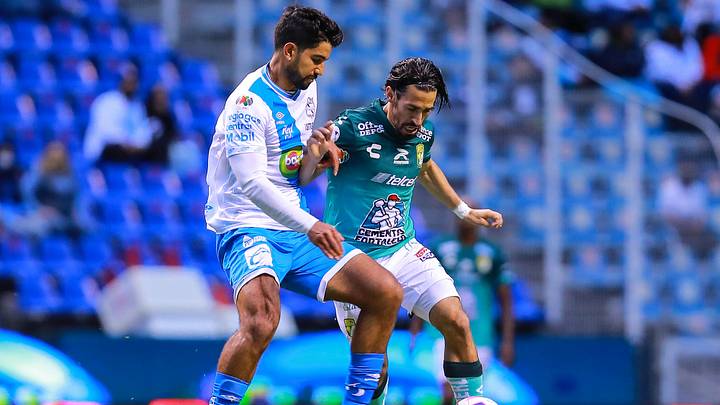 Diego de Buen y Fernando Navarro en la pelea de un balón.