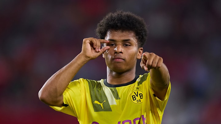 Karim Adeyemi celebrando un gol con el Borussia Dortmund