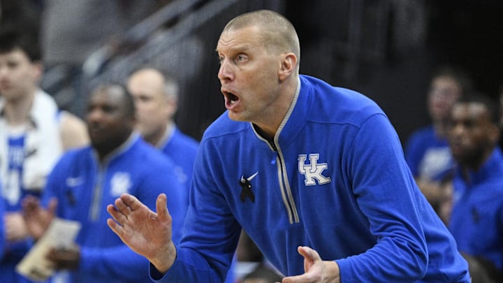 Nov 11, 2025; Louisville, Kentucky, USA; Kentucky Wildcats head coach Mark Pope calls out instructions during the second half against the Louisville Cardinals at KFC Yum! Center. Louisville defeated Kentucky 96-88. Mandatory Credit: Jamie Rhodes-Imagn Images Nov 11, 2025; Louisville, Kentucky, USA; Kentucky Wildcats head coach Mark Pope calls out instructions during the second half against the Louisville Cardinals at KFC Yum! Center. Louisville defeated Kentucky 96-88. Mandatory Credit: Jamie Rhodes-Imagn Images