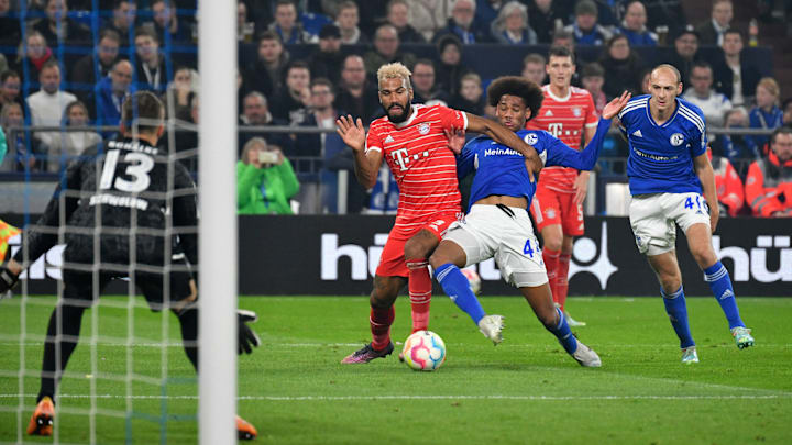 Sidi Sané im Zweikampf mit Choupo-Moting