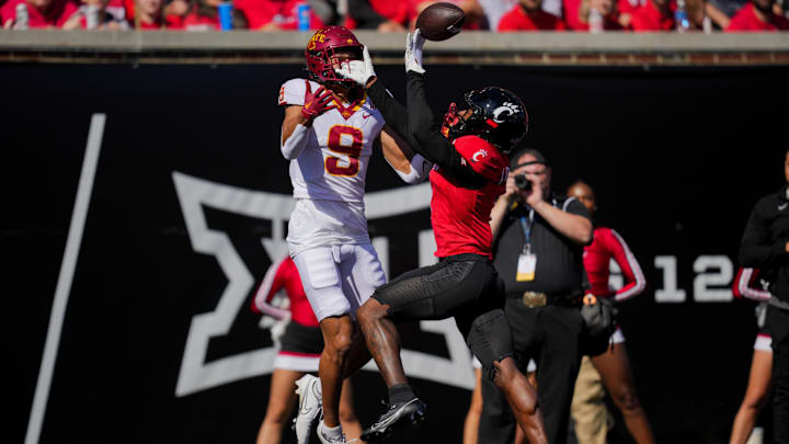 Cincinnati Bearcats defensive back Taj Ward breaks up pass against Iowa State Cyclones