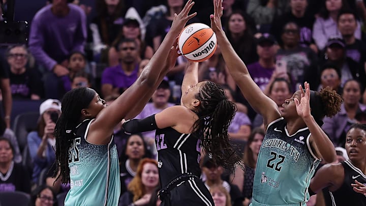 Sep 2, 2025; San Francisco, California, USA; Golden State Valkyries guard Veronica Burton (22) loses the ball between New York Liberty center Jonquel Jones (35) and guard Kennedy Burke (22) during the second quarter at Chase Center. Mandatory Credit: Kelley L Cox-Imagn Images