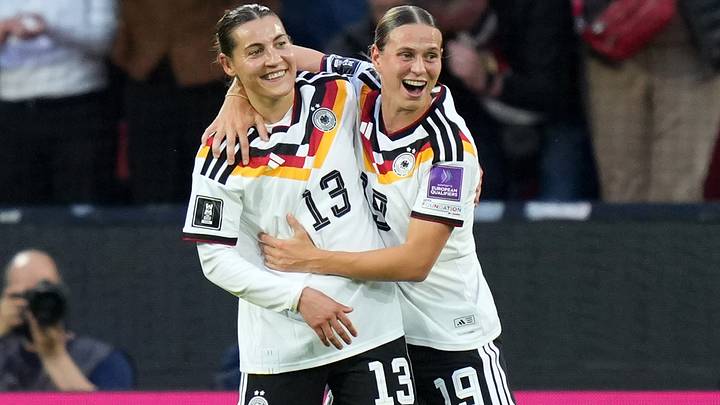 Carlotta Wamser beim Torjubel mit Klara Bühl Carlotta Wamser beim Torjubel mit Klara Bühl