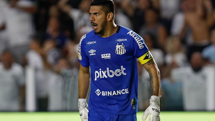 Goleiro João Paulo, do Santos, foi peça importante em clássico