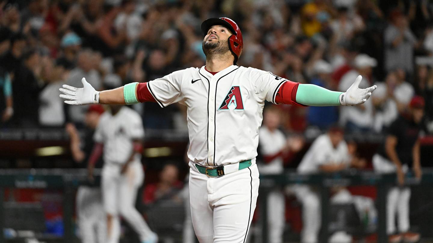 Suárez Hits Four Homers, Diamondbacks Lose in Extras